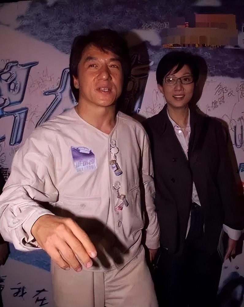 直到看见"小龙女"吴卓林近状,才知道成龙不认她是多正确的选择