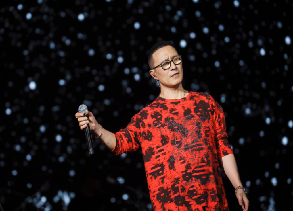 汪峰父女日本度假,18 岁小苹果长得漂亮被店员偷瞄二女儿疑露面