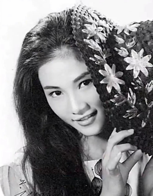 扯下成龙"遮羞布","炮轰"张柏芝?揭秘郑佩佩不为人知的事!