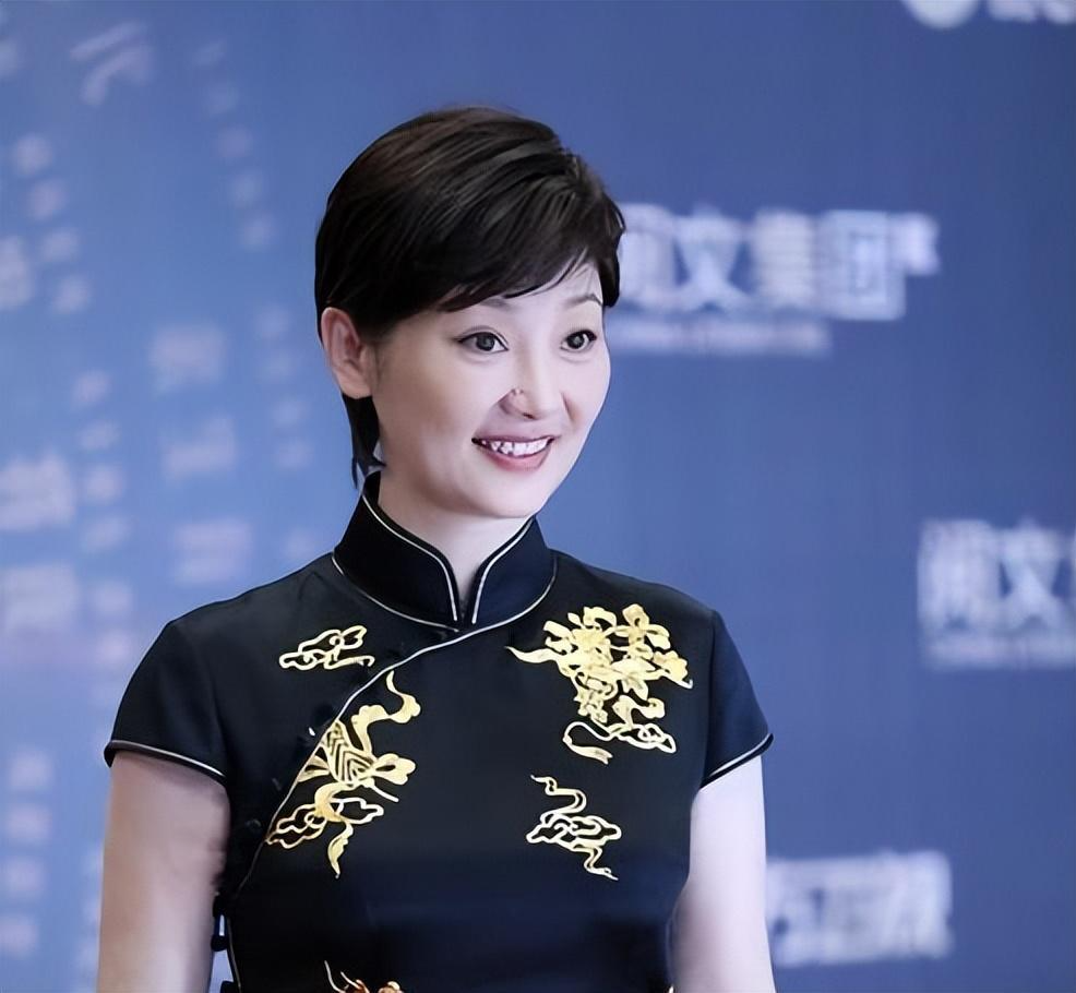 演员徐帆:和名导冯小刚结婚25年不离不弃,如今她才真是人间清醒