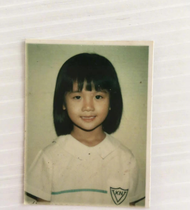 阿sa父亲节晒全家福!妈妈罕见露脸,儿时照片大公开,超级可爱