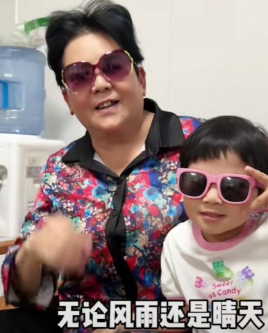 4岁小天赐73岁爸爸现状艰难,老伴车祸卧床,家中脏乱差