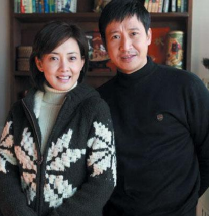 张国强:因穷被前妻抛弃,二婚娶郭京飞前女友,结婚15年零绯闻