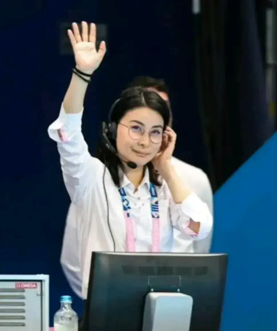 郭晶晶美飒了!奥运会裁判长造型曝出,穿白衬衣戴眼镜,气质干练