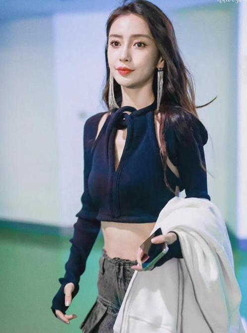 34岁杨颖参加线下活动,"排骨胸"抢镜,处境尴尬体现了世态炎凉