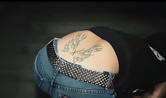 真爱至上还是自由至上?王菲谢霆锋的"比翼双飞"纹身引深思