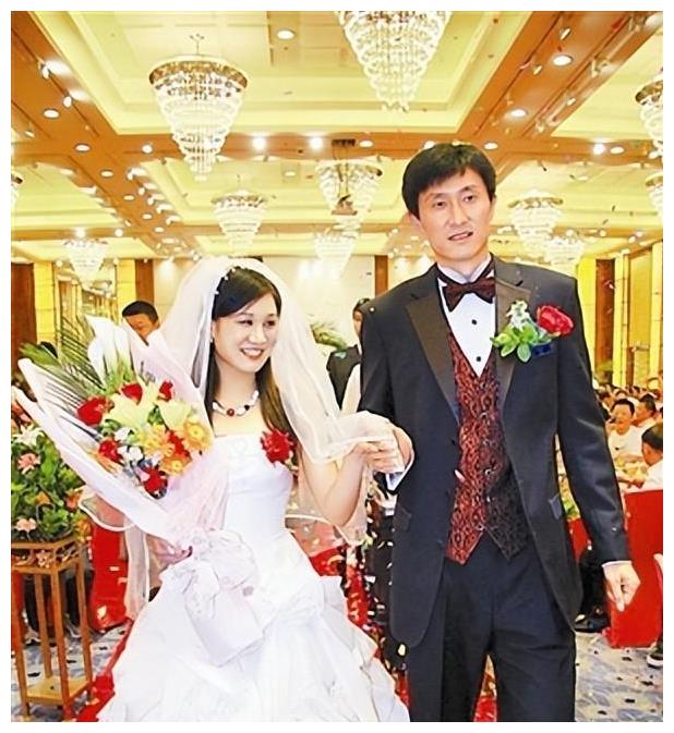 cba杜锋背后的女人:曾被誉为游泳女神,父母都是国家队的高官