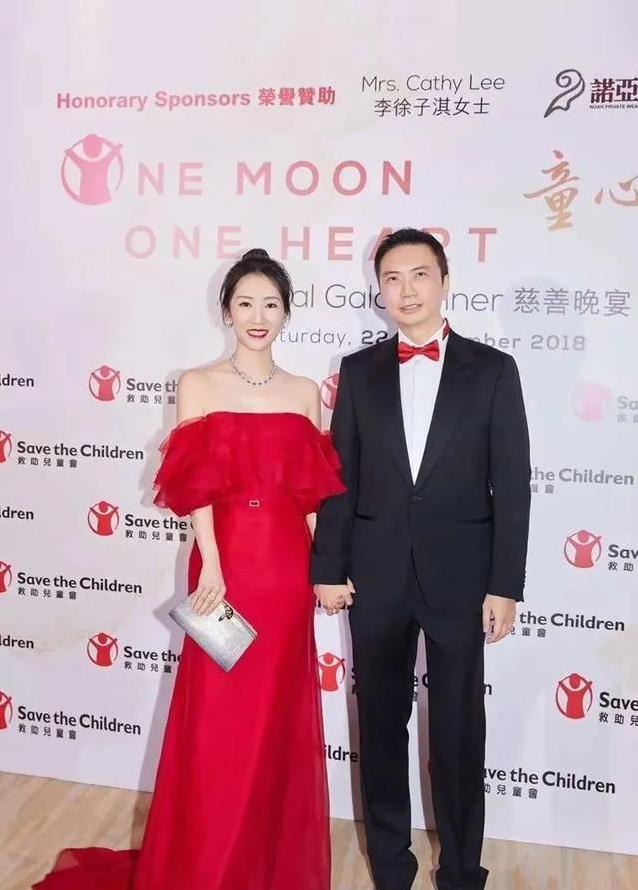 李念罕携51岁富豪老公出席聚会!她一袭露肩红裙明艳贵气