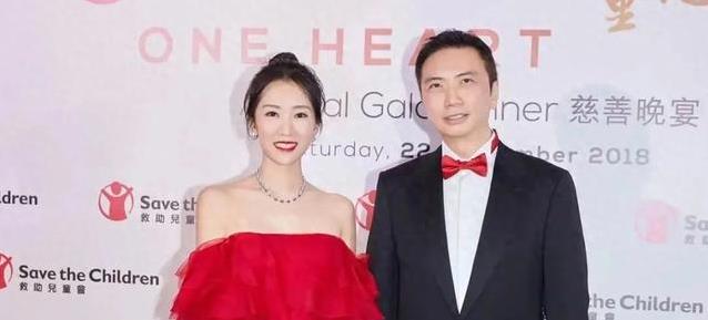 李念罕携51岁富豪老公出席聚会!她一袭露肩红裙明艳贵气