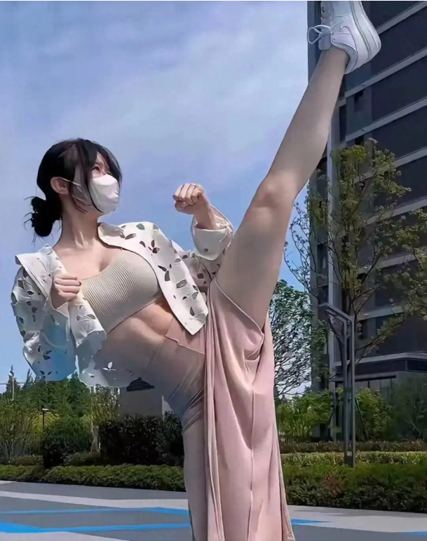 美女在小区内大秀站立一字马,英姿飒爽!太美了!腹肌性感迷人!