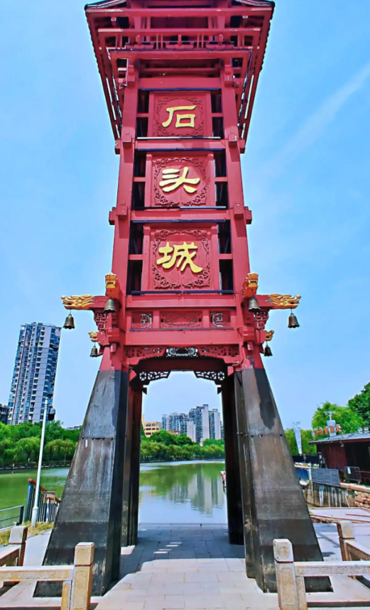 南京石头城遗址公园,一边是秦淮河,另一边是清凉山