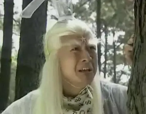 "太白金星"孙兴在沙漠中开推土机!赤裸半身秀肌肉,女友是富婆