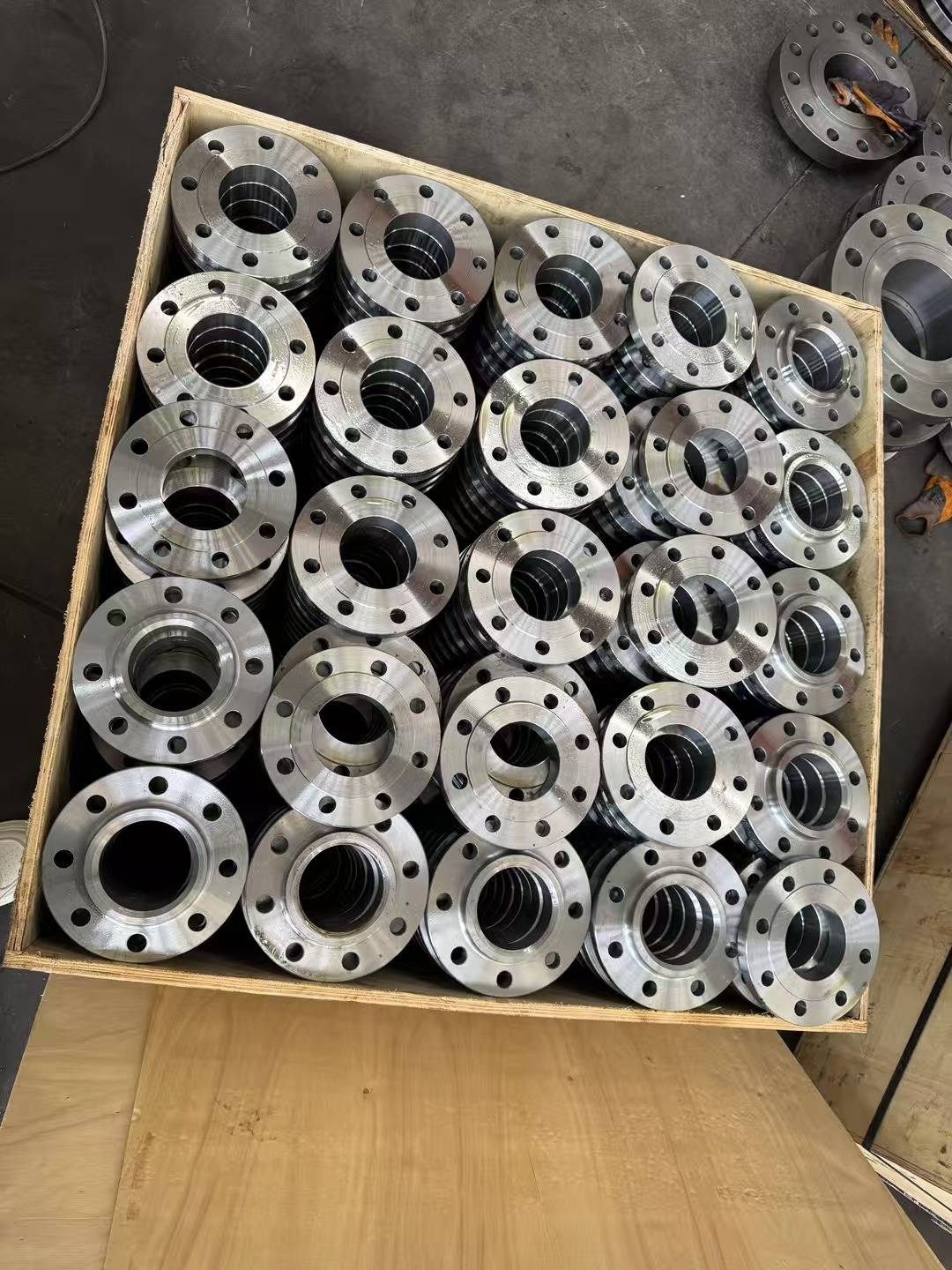 1 结构特点:凹凸面法兰表面有凸起的纹路和凹陷的槽口,这种设计能