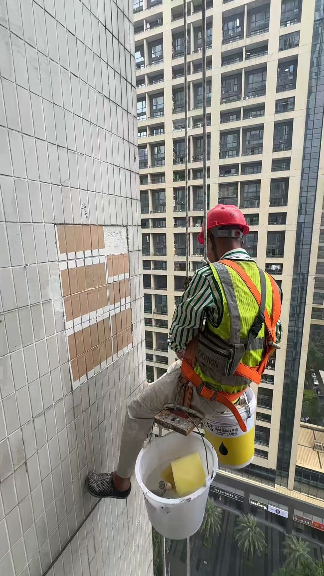 上海高温天气蜘蛛人高空作业