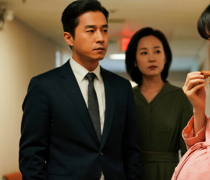 和贺承澈分手第三年,在医院偶遇我穿着睡衣,大着肚子啃着鸡爪,他西装