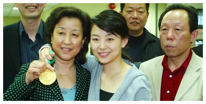 42岁潘晓婷身材火辣,肤白貌美却无人敢娶,潘爸爸后悔当初管太严