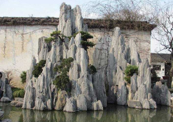 斧劈石,作为一种广泛应用于园林景观,假山造景,水族鱼缸装饰等领域的