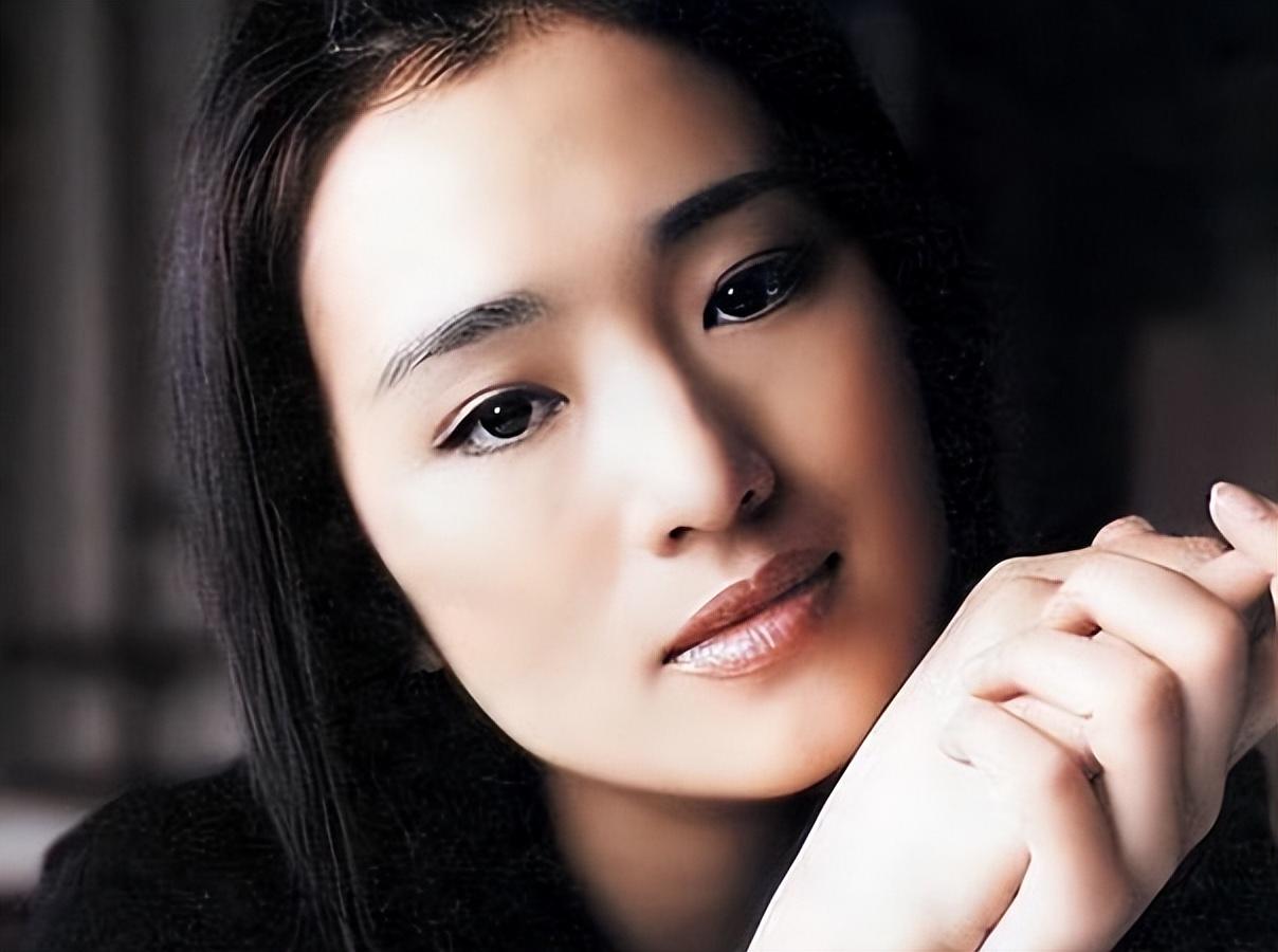 替身周显欣与巩俐合影,竟然比原主还要漂亮,现如今她却模样大变