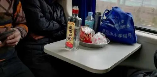 在新疆坐火车可以带白酒吗，乘火车可以带白酒吗