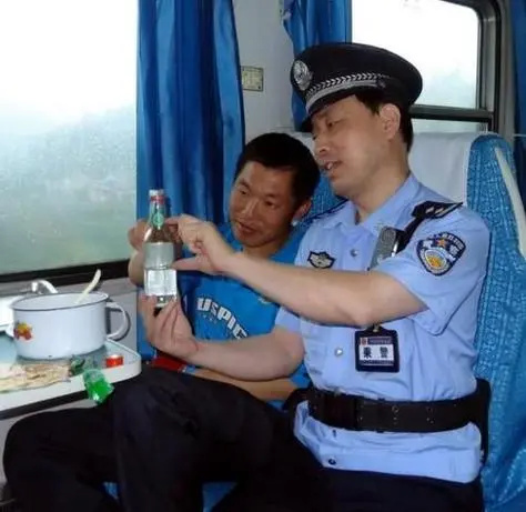 坐动车可以带几瓶白酒(坐动车可以带多少瓶白酒?) 坐动车可以带几瓶白酒(坐动车可以带多少瓶白酒?)