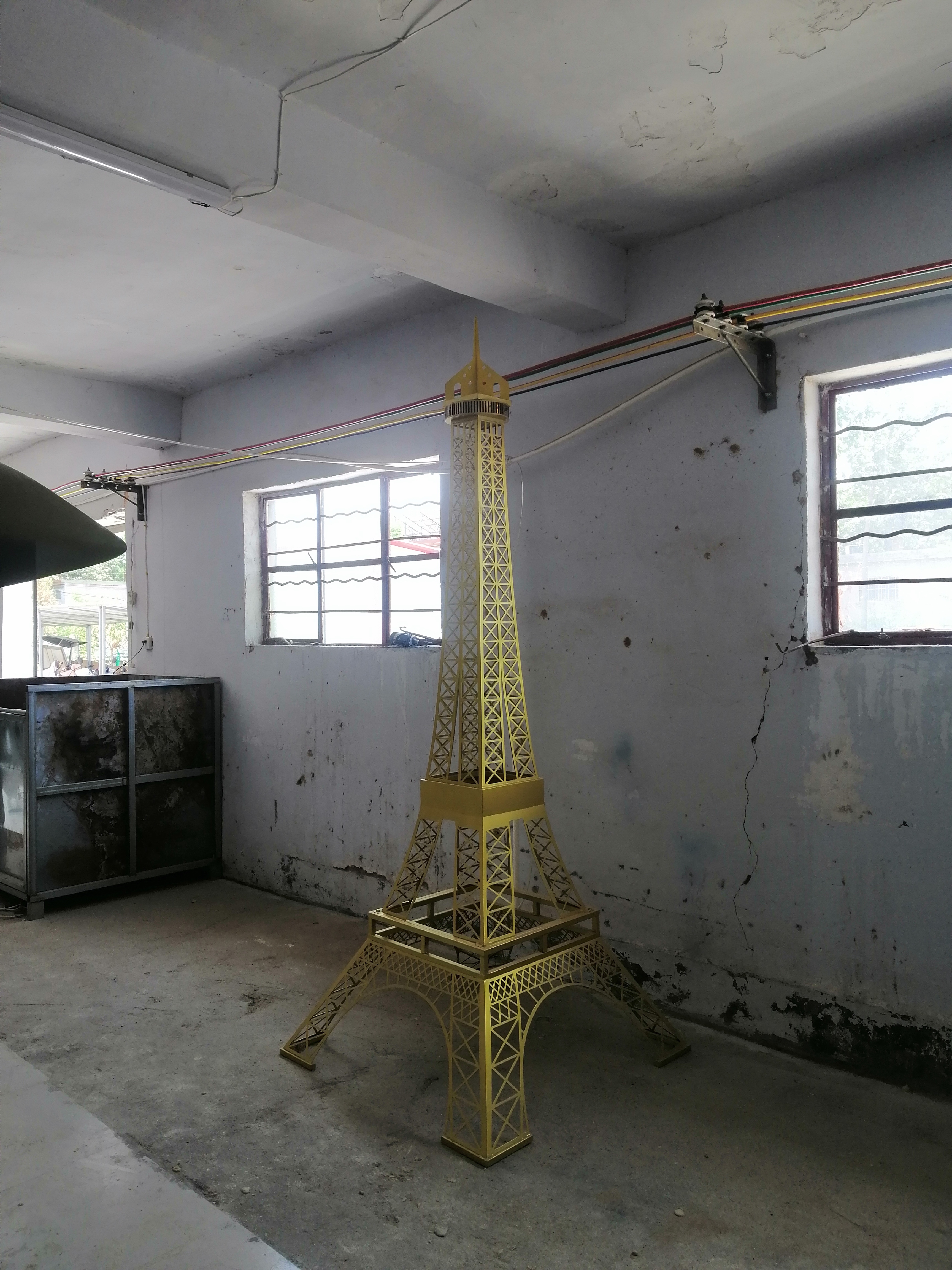 大型法国巴黎埃菲尔铁塔模型实拍,山东临沂军事模型厂家