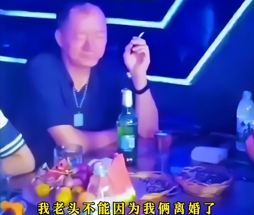 捅死主持的表情包图片