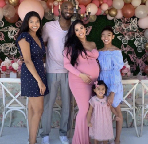 科比第二座雕像揭幕!拥抱gigi化身天使,瓦妮莎携孩子们温馨合照