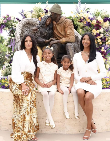 科比第二座雕像揭幕!拥抱gigi化身天使,瓦妮莎携孩子们温馨合照