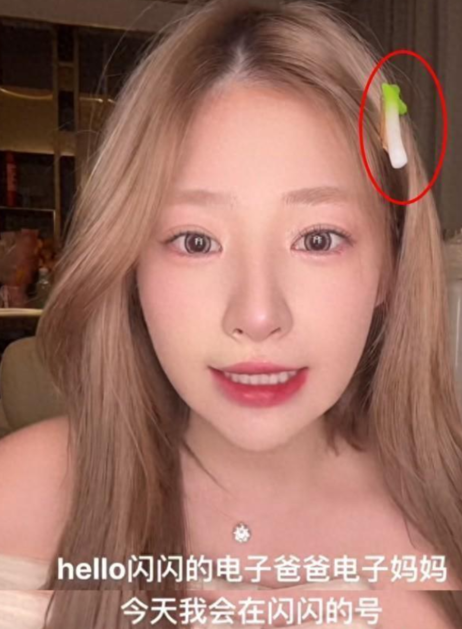 王思聪女儿疑似蝴蝶手,一岁多还不会讲话,入豪门简直难若登天