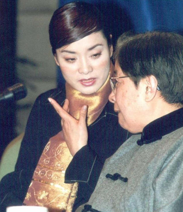 她曾打败韦唯毛阿敏,却因一封信从歌后沦为钟点工,复出无人相识!