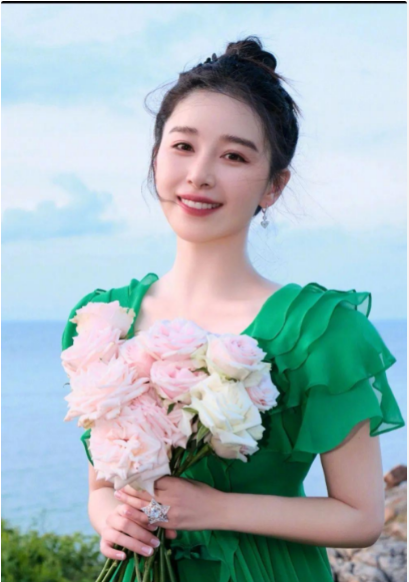 阚清子订婚后现身,董力问她为何喜欢大海,她放下过去首度回应