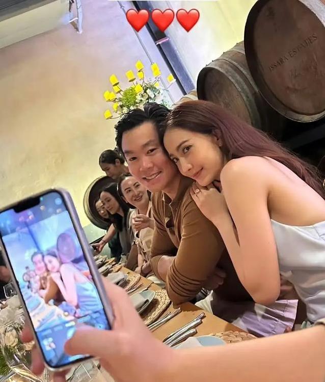 泰国当红女明星taew道妹接受富商男友hiso nai的求婚,手戴大钻戒