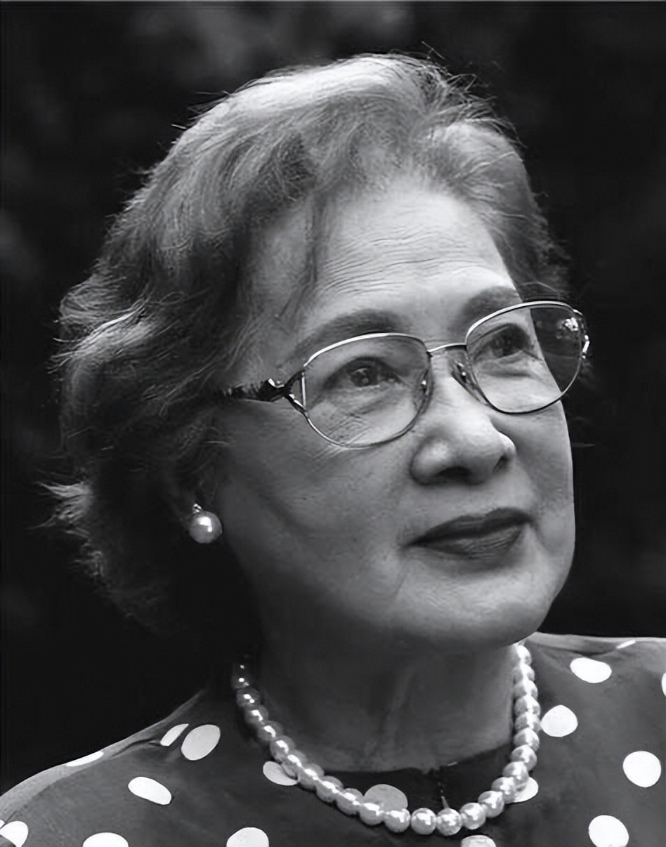 秦怡暮年白发发福仍优雅,全靠这3类配饰撑气质