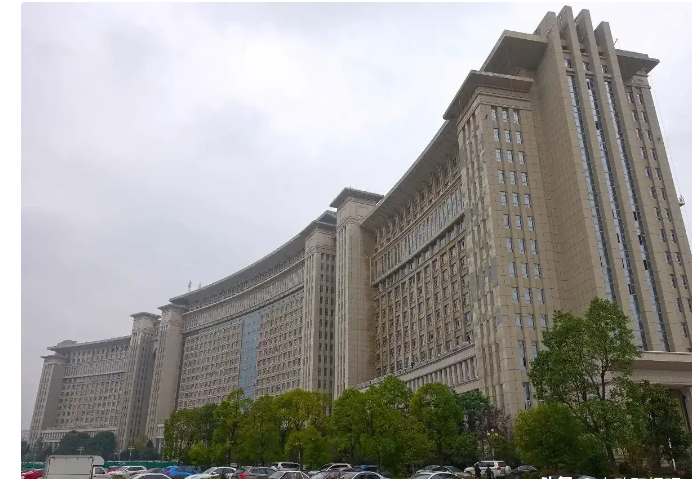 斥资3亿元建设的宜春市政府大楼,2010年建成使用,共有16部电梯