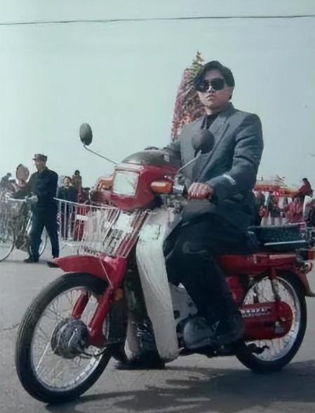 三十多年前的老照片:那些能勾起人们回忆的摩托车,你认识几种?