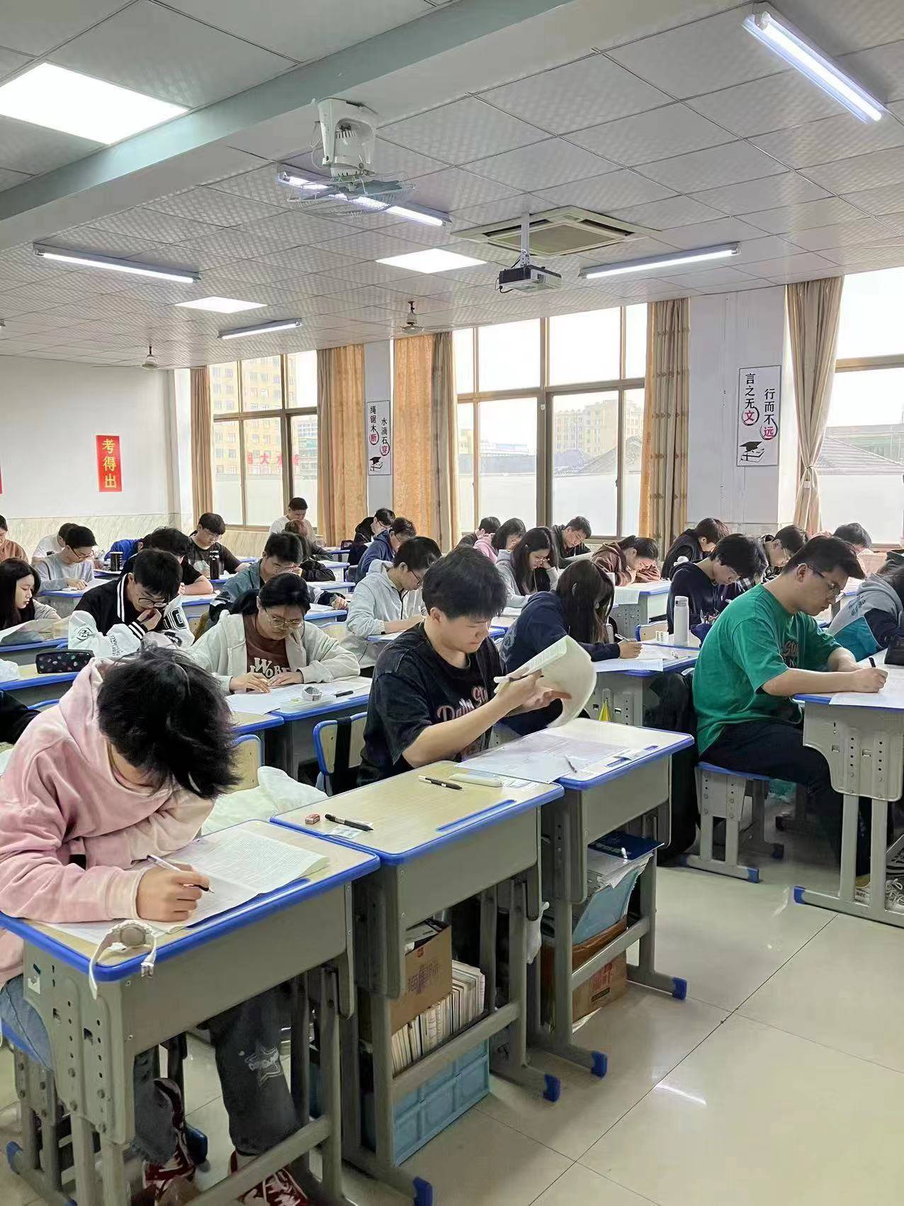 政策调整:2025年高三复读学校招生政策有所调整,复读生需及时了解