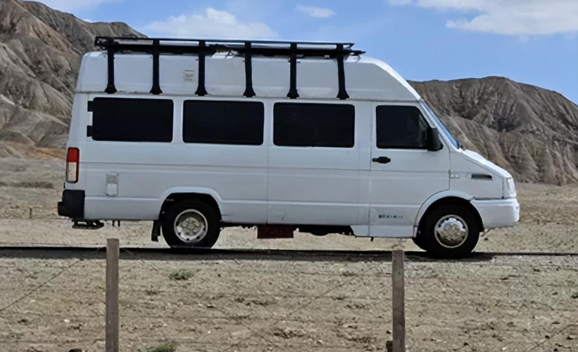 独特露营车,5.99米长仅3座,依维柯得意改装床车,自驾游首选