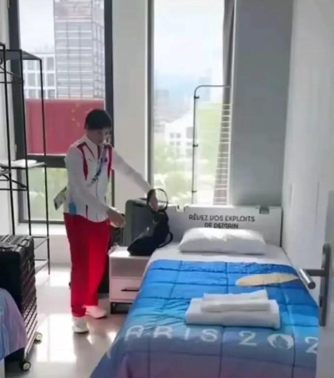 全红蝉火速曝光奥运村宿舍,如此简陋引发全民热议!你怎么看?