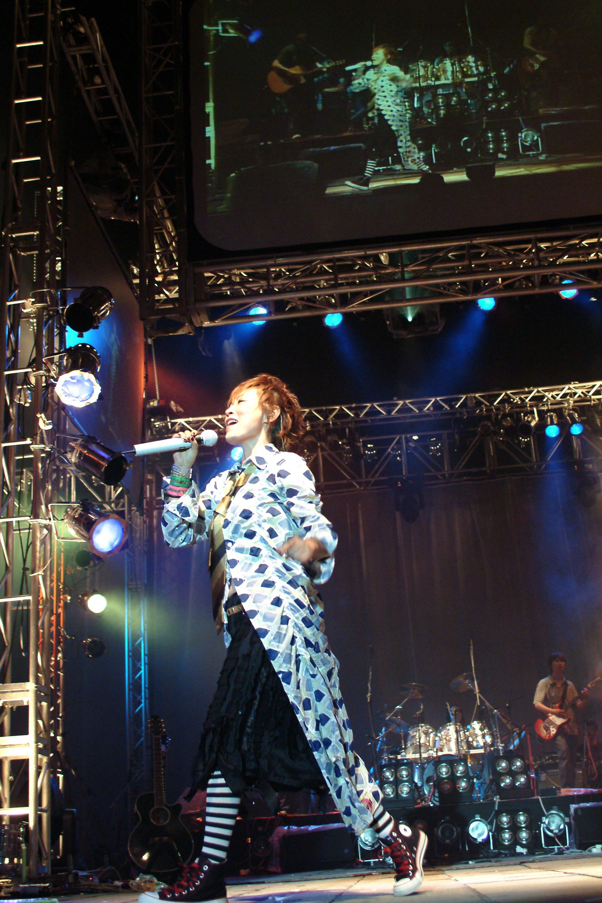 回顾歌手陈琳跳楼自杀,现任丈夫缺席葬礼,忙着和前夫争千万财产