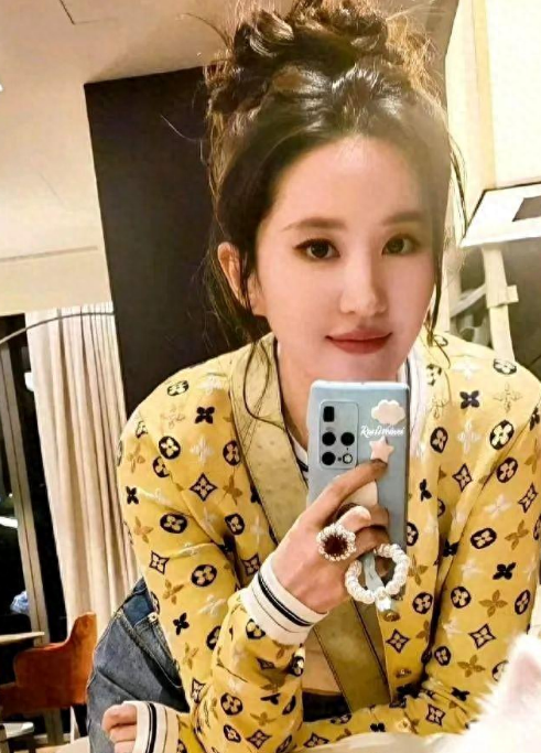 37岁刘亦菲晒自拍,蓝色手机壳抢镜,凌乱的丸子头依然美