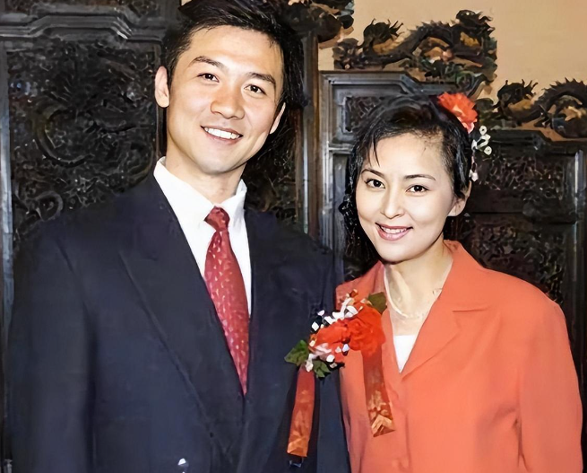 回顾:何音人生历程,她转身嫁小9岁丈夫,琼女郎人生太过魔幻