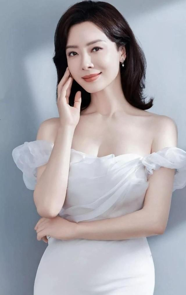 内娱半老徐娘的韵味风情:美背长腿,风韵犹存,真的是越老越迷人