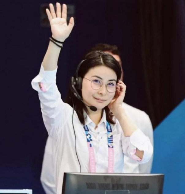 郭晶晶美呆了!奥运会裁判长造型曝光,穿白衬衣戴眼镜,气质干练