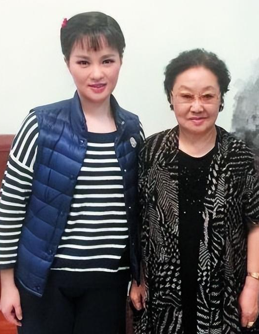 首位博士级歌唱家雷佳,连续13次荣登春晚,丈夫身价不菲也是博士