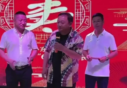 二人转温情盛宴,蒋小东母亲66大寿,温美玲穿黑色吊带出席宴会