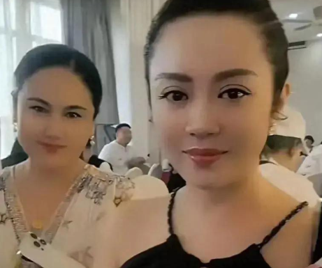 二人转温情盛宴,蒋小东母亲66大寿,温美玲穿黑色吊带出席宴会