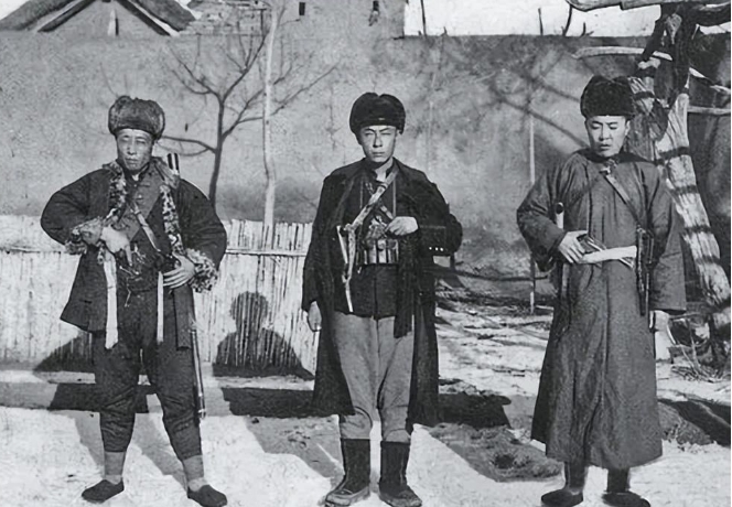 辽西巨匪杜立三的老照片,一身皮衣挺时髦