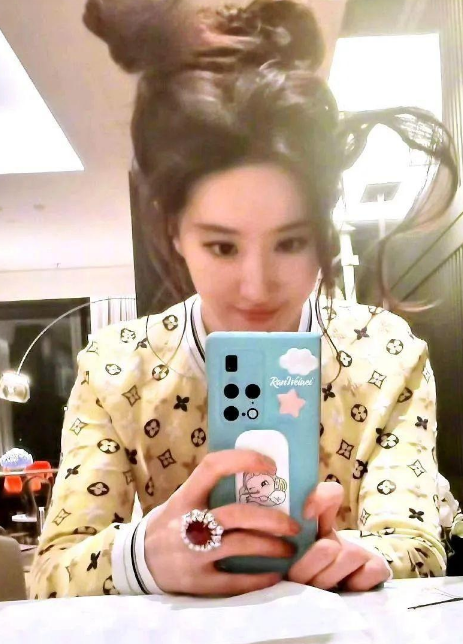 37岁刘亦菲晒自拍照,蓝色手机壳意外抢镜,头发炸毛依然美