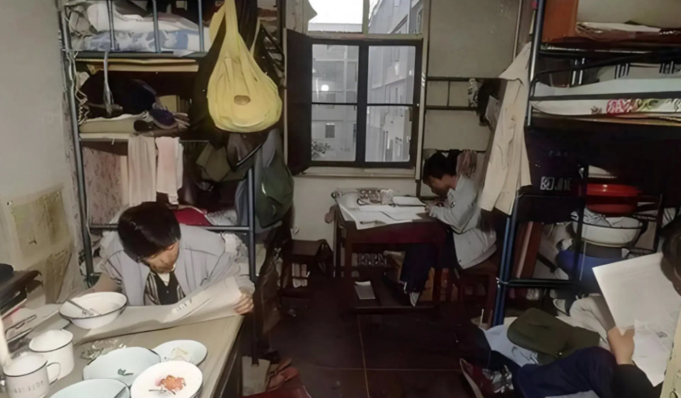 看看八十年代的大学宿舍,这才是简陋