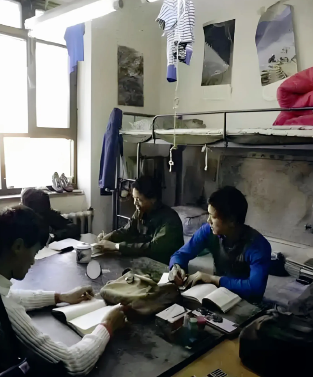 看看八十年代的大学宿舍,这才是简陋